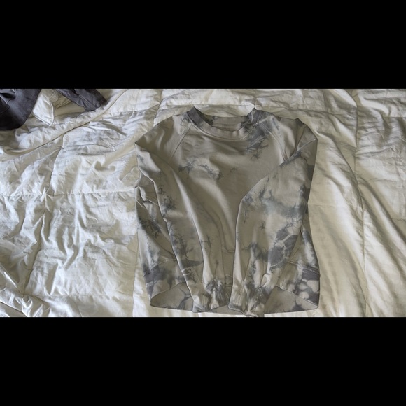 Lululemon long sleeve sweatshirt EUC! - Picture 2 of 3